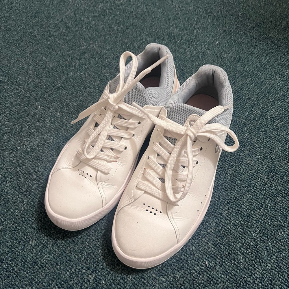 Women's ON The Roger Advantage Sneakers
